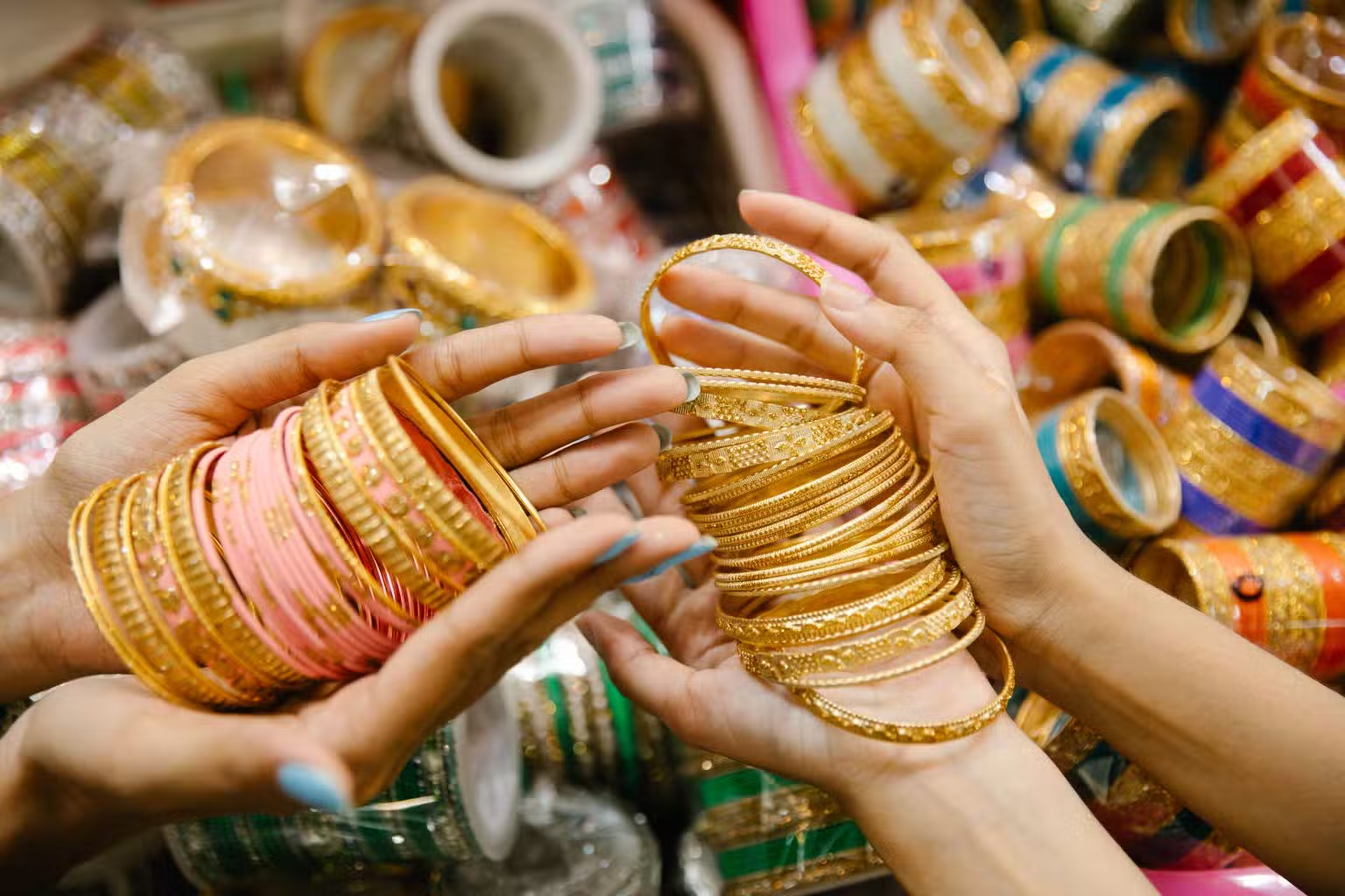 Gold Price Falls Back Near Rs. 4.3 Lakh Per Tola in Pakistan